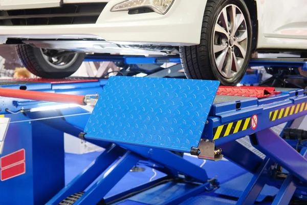 Car on a wheel alignment lift — Stock Photo, Image