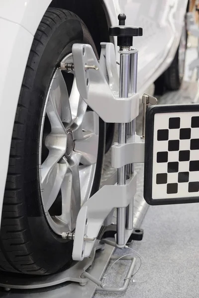 Оборудование для регулировки колес на автомобиле — стоковое фото