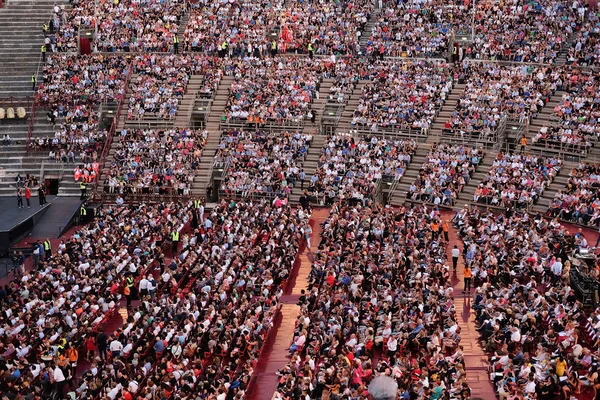 Toeschouwers op een concert in de Arena van Verona — Stockfoto