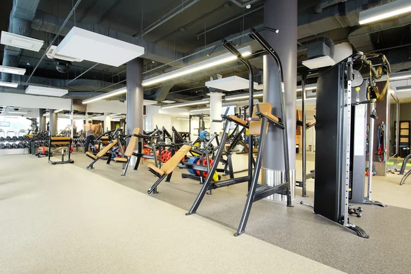 Sala de fitness moderna com um banco — Fotografia de Stock