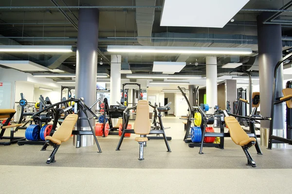 Moderna sala fitness con panca — Foto Stock