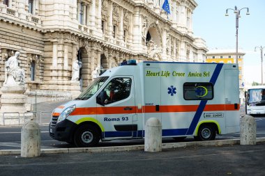 Ambulans araba Roma Adalet Sarayı yakınındaki