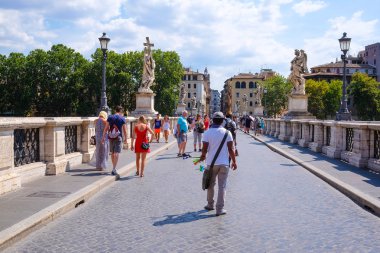 Roma'da Tiber bir köprü insanlar