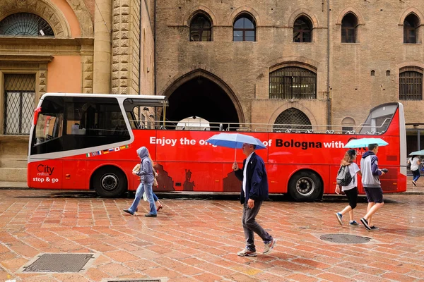 Autobús turístico en un centro de Bolonia — Foto de Stock