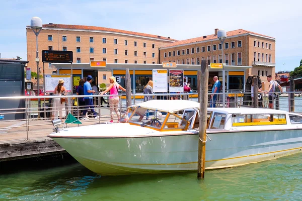 Muelle de barcos de viaje público de la ciudad en Venecia —  Fotos de Stock