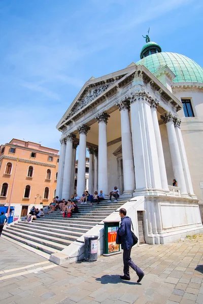 Människor på en gata i Venedig — Stockfoto