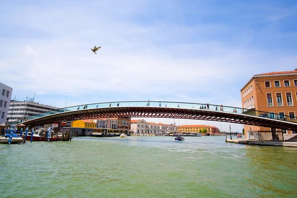 Boote auf einem Kanal in Venedig — Stockfoto