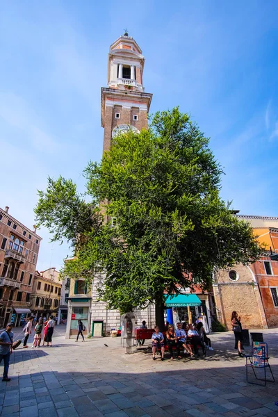 Människor på en gata i Venedig — Stockfoto