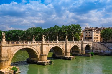 Ponte, Sant'Angelo Roma'da Tiber üzerinden köprü