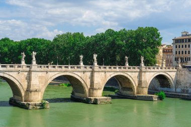 Ponte, Sant'Angelo Roma'da Tiber üzerinden köprü