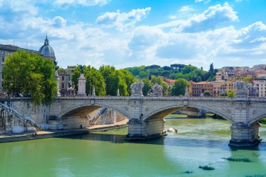 Ponte, Sant'Angelo Roma'da Tiber üzerinden köprü