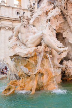 Roma'daki Piazza Navona Yaylası girişindeki nitelikli anıt Çeşmesi