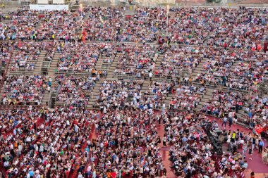  onlookers bir konser Verona Arena 