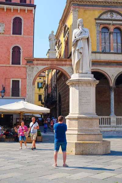 Vierkant in een centraal deel van Verona — Stockfoto