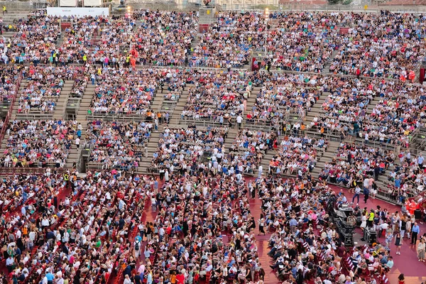 Зрители на концерте в арене Вероны — стоковое фото