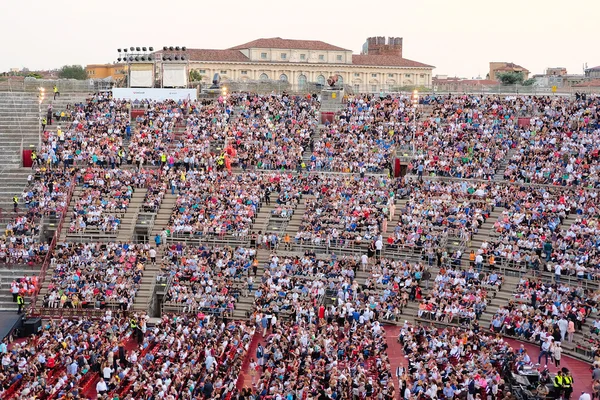 Toeschouwers op een concert in de Arena van Verona — Stockfoto