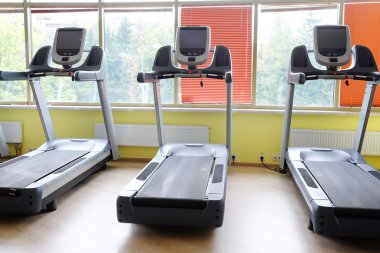koşu bandı ile modern bir fitness salonu