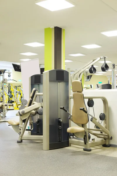 Gimnasio con equipamiento deportivo —  Fotos de Stock