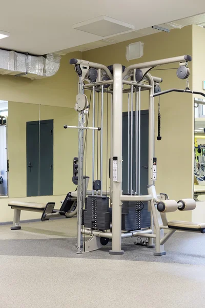 Gimnasio con equipamiento deportivo —  Fotos de Stock