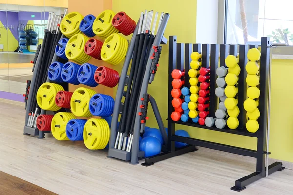 Dambıl ile fitness salonu — Stok fotoğraf