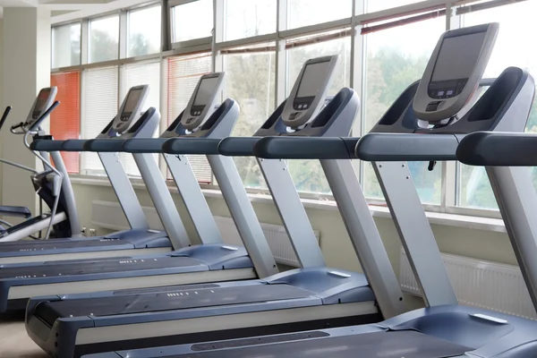 koşu bandı ile modern bir fitness salonu