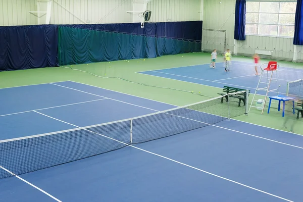 Salão desportivo com campo de ténis — Fotografia de Stock