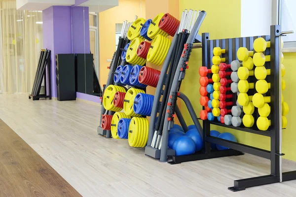 Dambıl ile fitness salonu — Stok fotoğraf