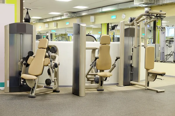 Sala fitness z sprzętu sportowego — Zdjęcie stockowe