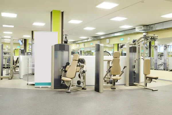 Fitness hall com equipamento desportivo — Fotografia de Stock