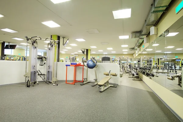 Sala fitness z sprzętu sportowego — Zdjęcie stockowe