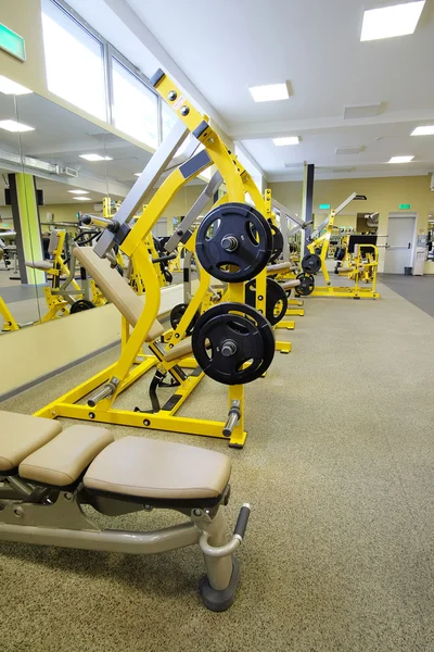 Αίθουσα οργάνων γυμναστικής με wights και άλλα αθλητικού εξοπλισμού — Φωτογραφία Αρχείου