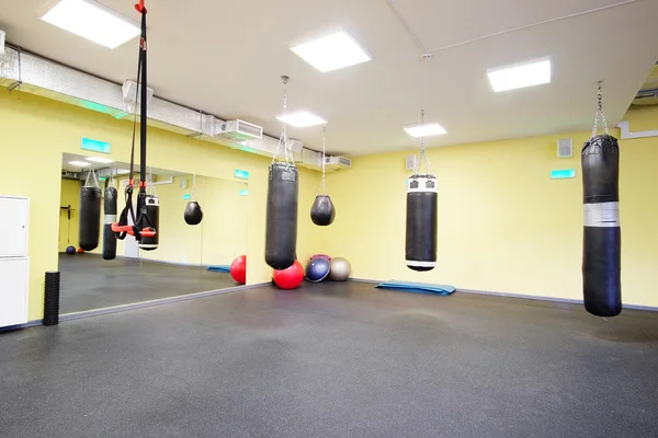 Fitness zaal met bokszakken — Stockfoto