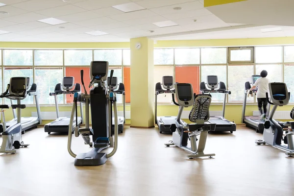 Fitness hall com equipamento desportivo — Fotografia de Stock