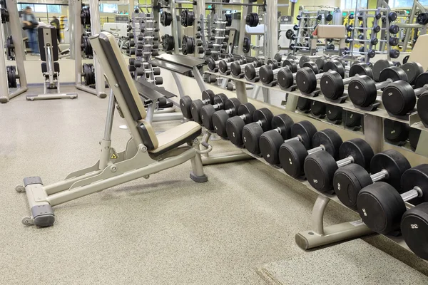 Styrketräningssal med sportutrustning — Stockfoto
