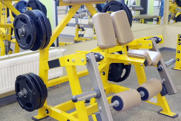 Styrketräningssal med vikter och annan sportutrustning — Stockfoto