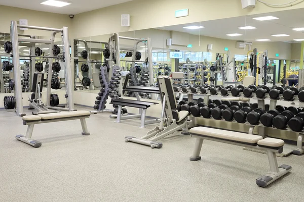 Sala de fitness con pesas y otros equipos deportivos — Foto de Stock