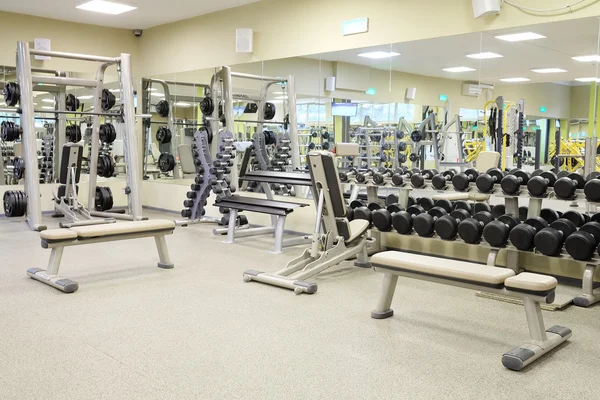 Styrketräningssal med vikter och annan sportutrustning — Stockfoto
