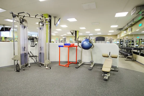 Sala fitness z sprzętu sportowego — Zdjęcie stockowe