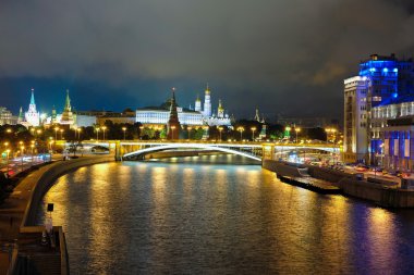 Moskova (Moskva) Nehri dolgu ve Kremlin görüntü ile gece manzarası