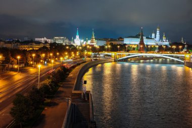Moskova (Moskva) Nehri dolgu ve Kremlin görüntü ile gece manzarası