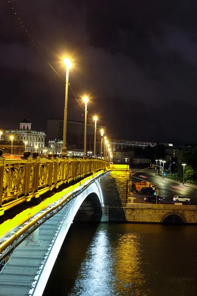 Paisagem noturna com a imagem de Bolshoy Kamenny Bridge na noite — Fotografia de Stock