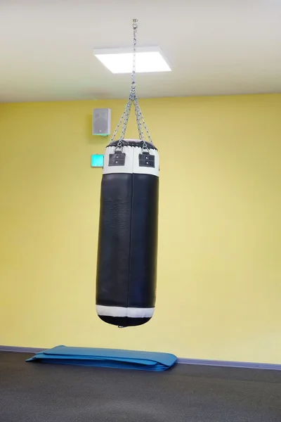 Sala de fitness con sacos de boxeo — Foto de Stock