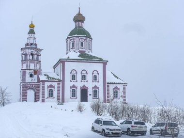 Suzdal, Rusya - 22 Şubat 2021: Eski Rus kasabası Suzdal 'ın görüntüsüyle kış manzarası