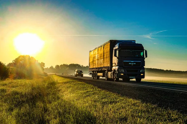 Región Moscú Rusia Junio 2021 Camiones Una Carretera Rural Región —  Fotos de Stock