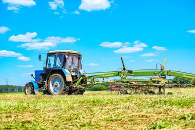 Moskova oblast, Rusya - 9 Temmuz 2021: Traktör Moskova oblast, Rusya 'da bir alanda çalışıyor