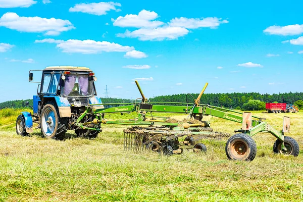 Moskevská Oblast Rusko Července 2021 Traktor Pracuje Poli Moskevské Oblasti — Stock fotografie