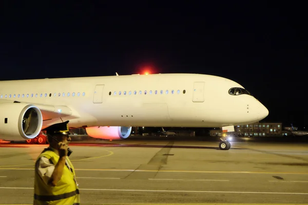 Luchthaven in avond — Stockfoto