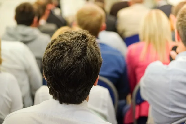 Il pubblico ascolta la recitazione — Foto Stock