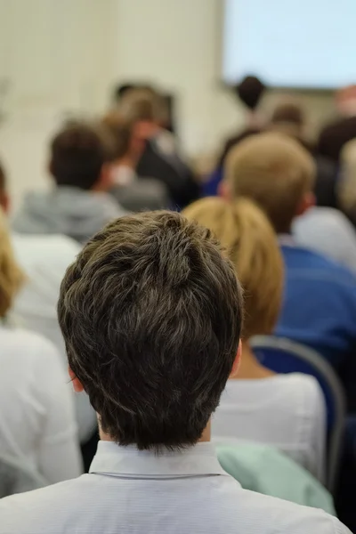 Il pubblico ascolta la recitazione — Foto Stock