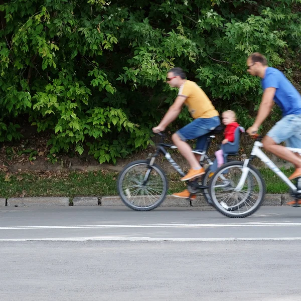 Lidé na kolech jezdí v parku — Stock fotografie